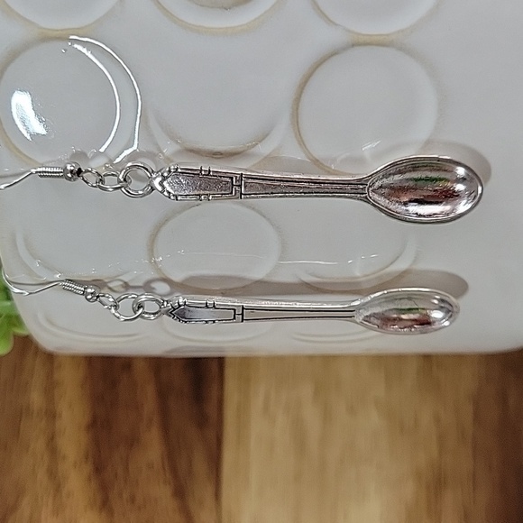 🔥LAST PAIR🔥 SPOON DROP EARRINGS - Picture 1 of 7